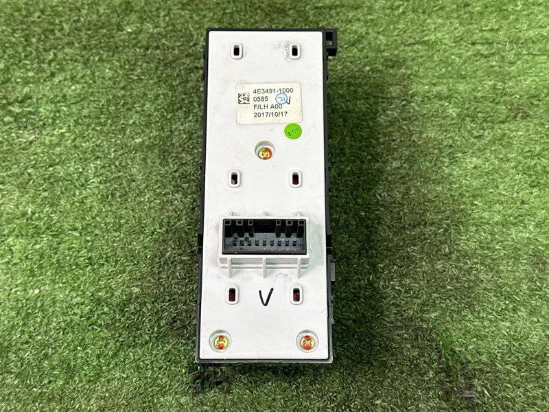 Блок управления стеклоподъемниками Kia Rio 4 2018