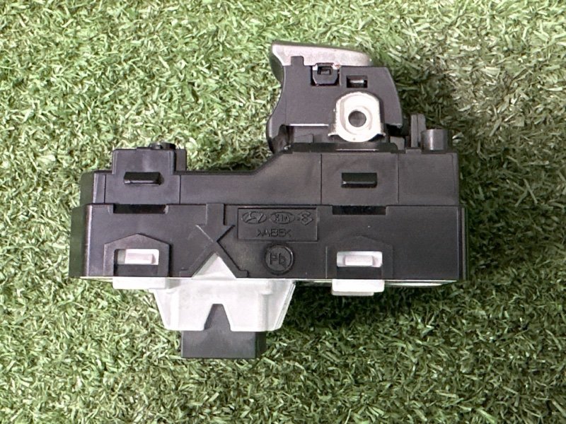 Кнопка стеклоподъемника Kia Rio 4 2018