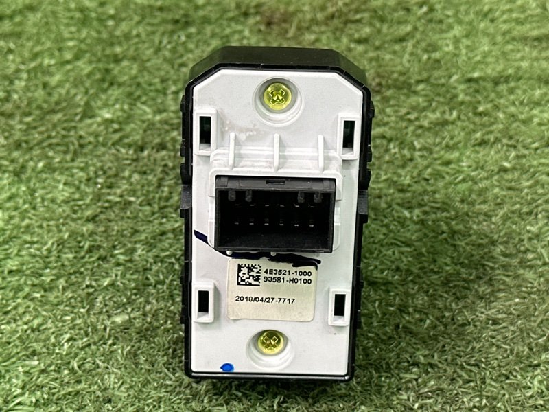 Кнопка стеклоподъемника Kia Rio 4 2018