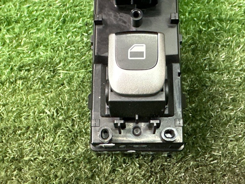 Кнопка стеклоподъемника Kia Rio 4 2018