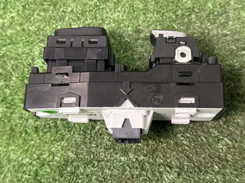 Кнопка стеклоподъемника Kia Rio 4 2018