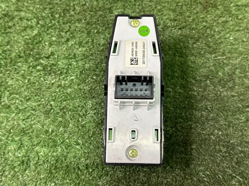 Кнопка стеклоподъемника Kia Rio 4 2018