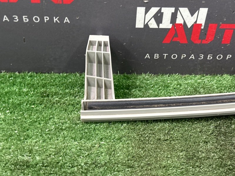 Направляющая стекла двери Kia Rio 4 2018