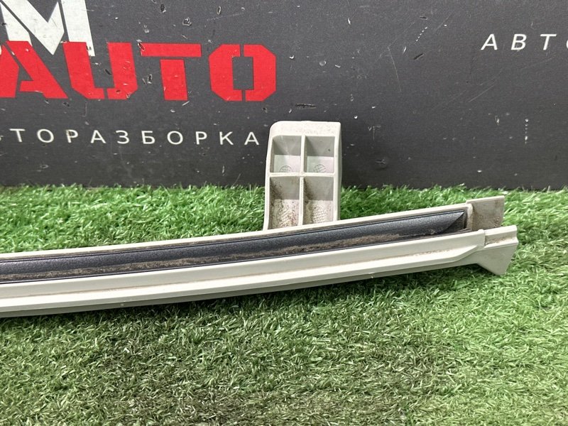 Направляющая стекла двери Kia Rio 4 2018