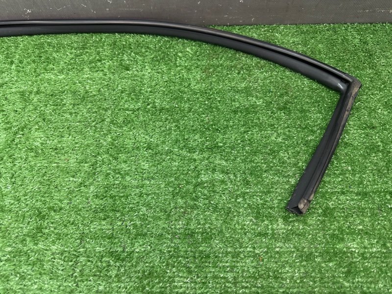 Уплотнитель стекла направляющий Kia Rio 4 2018