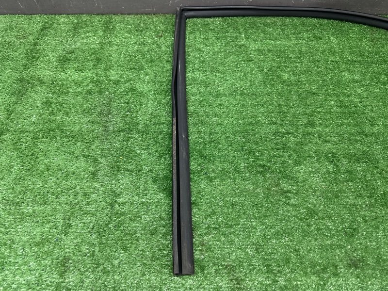 Уплотнитель стекла направляющий Kia Rio 4 2018