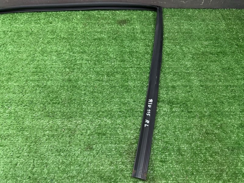 Уплотнитель стекла направляющий Kia Rio 4 2018