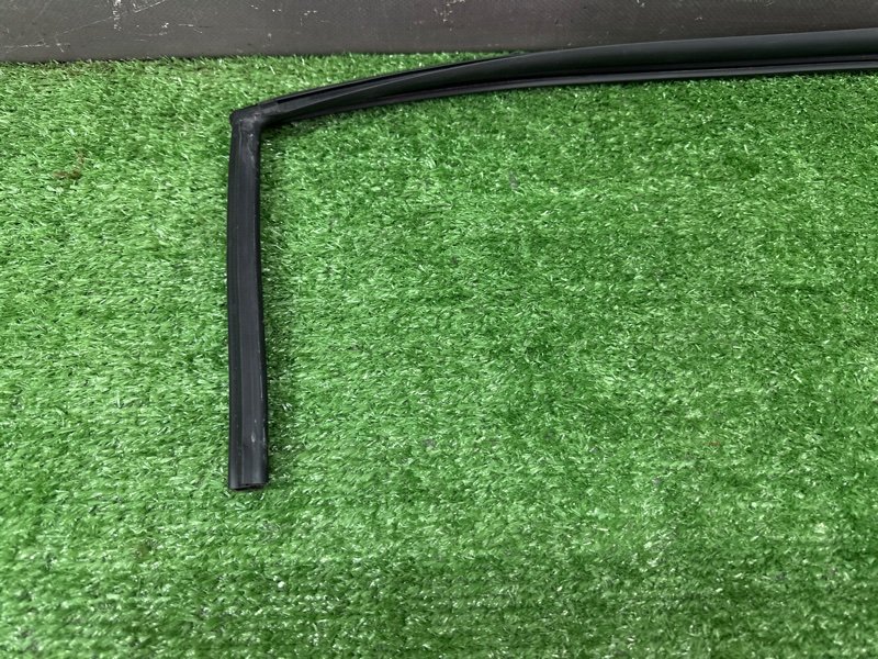 Уплотнитель стекла направляющий Kia Rio 4 2018