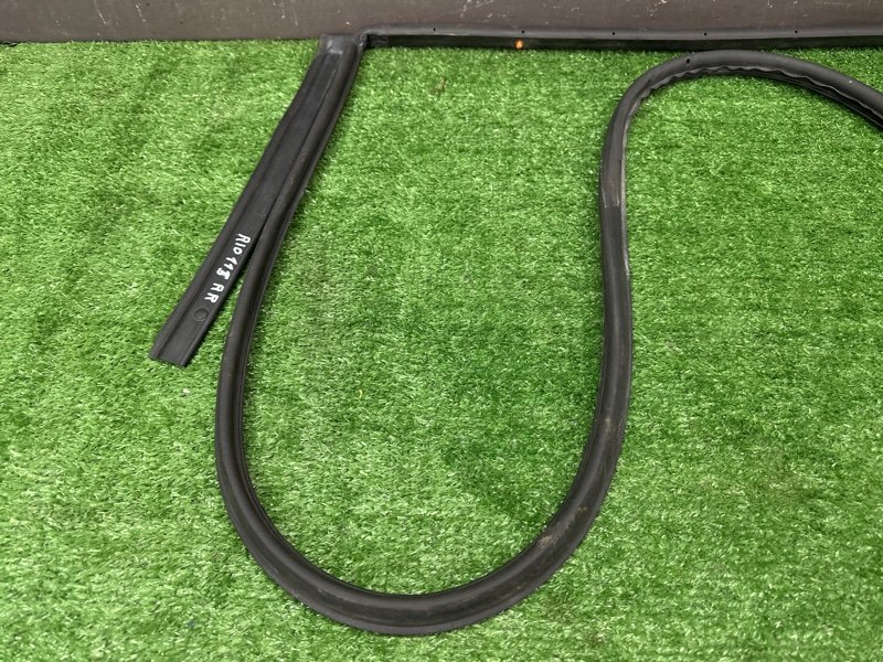 Уплотнитель двери Kia Rio 4 2018