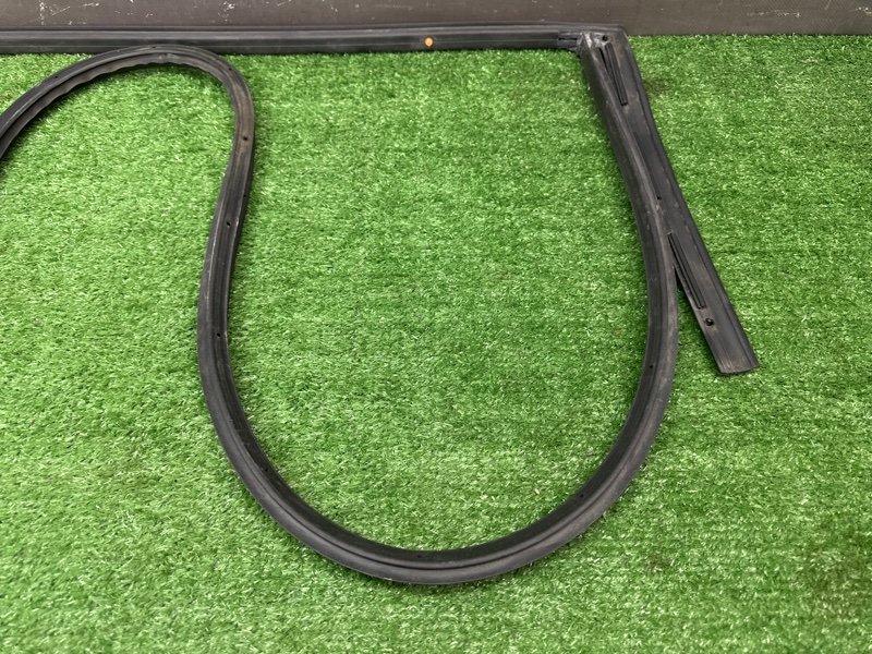 Уплотнитель двери Kia Rio 4 2018