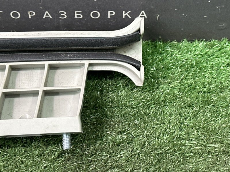 Направляющая стекла двери Kia Rio 4 2018