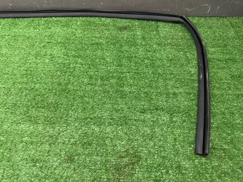 Уплотнитель стекла направляющий Kia Rio 4 2018