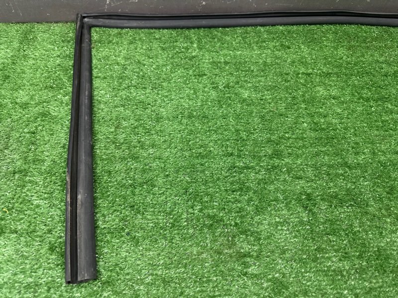 Уплотнитель стекла направляющий Kia Rio 4 2018