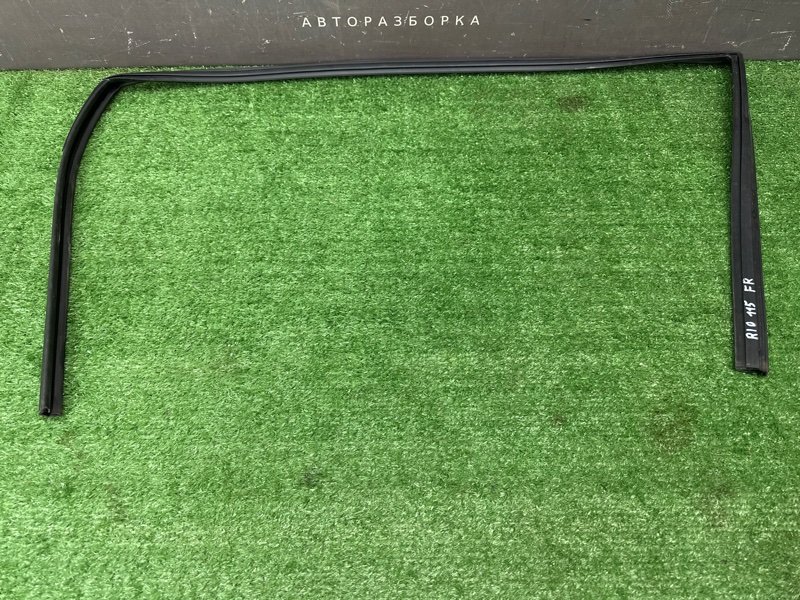 Уплотнитель стекла направляющий Kia Rio 4 2018