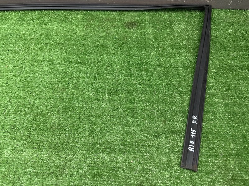 Уплотнитель стекла направляющий Kia Rio 4 2018