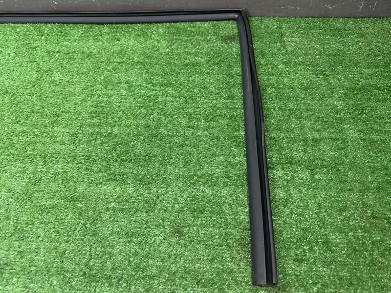 Уплотнитель стекла направляющий Kia Rio 4 2018