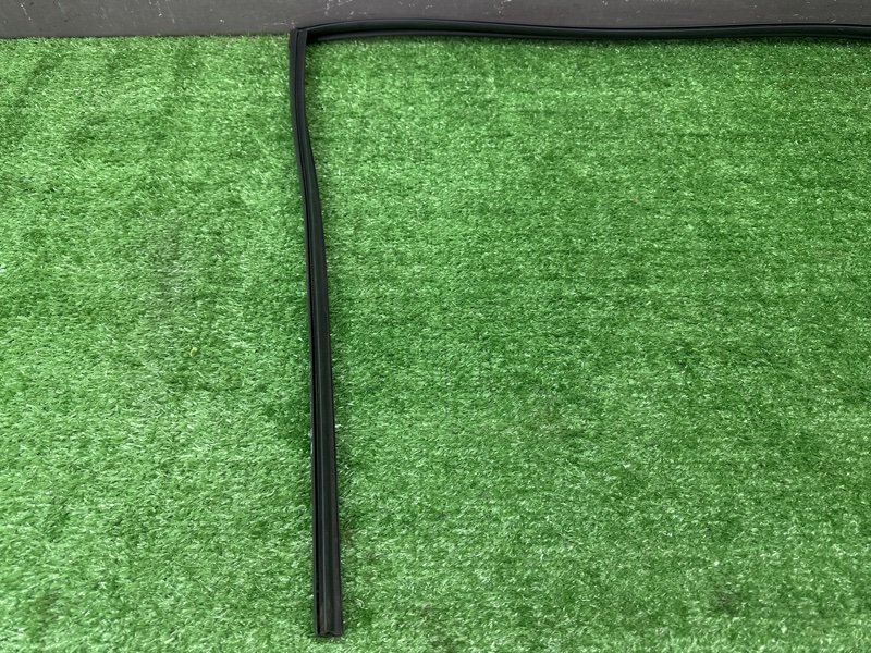 Уплотнитель стекла направляющий Kia Rio 4 2018