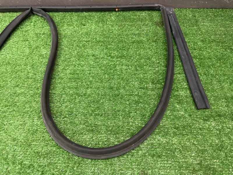 Уплотнитель двери Kia Rio 4 2018