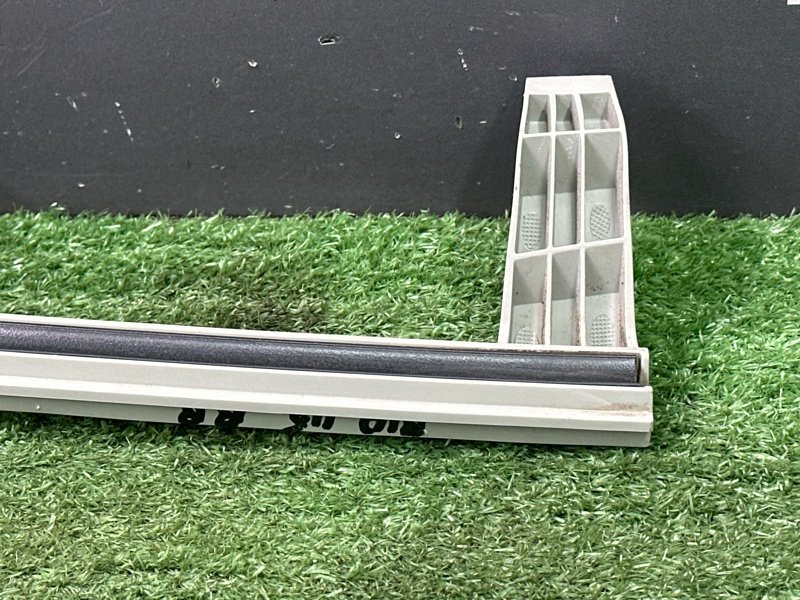 Направляющая стекла двери Kia Rio 4 2018