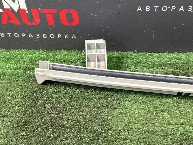 Направляющая стекла двери Kia Rio 4 2018