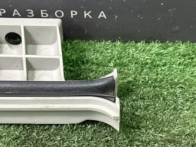 Направляющая стекла двери Kia Rio 4 2018