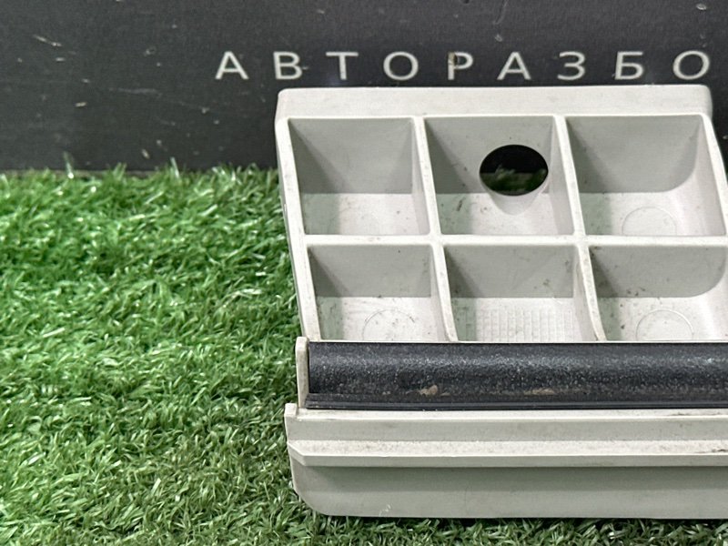 Направляющая стекла двери Kia Rio 4 2018