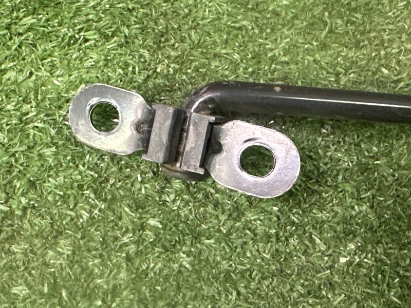 Упор капота Kia Rio 4 2018