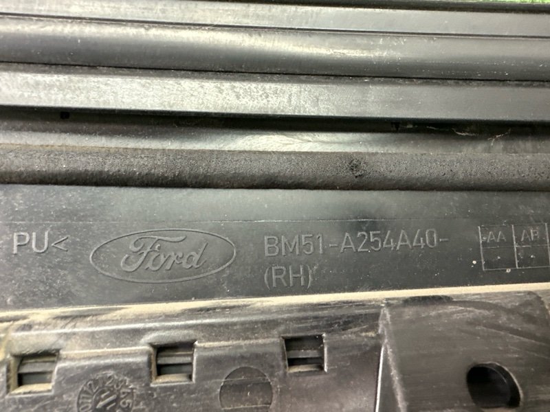 Уплотнитель стекла направляющий Ford Focus 3