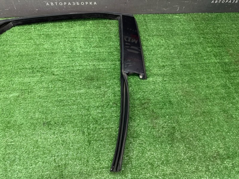 Уплотнитель стекла направляющий Ford Focus 3