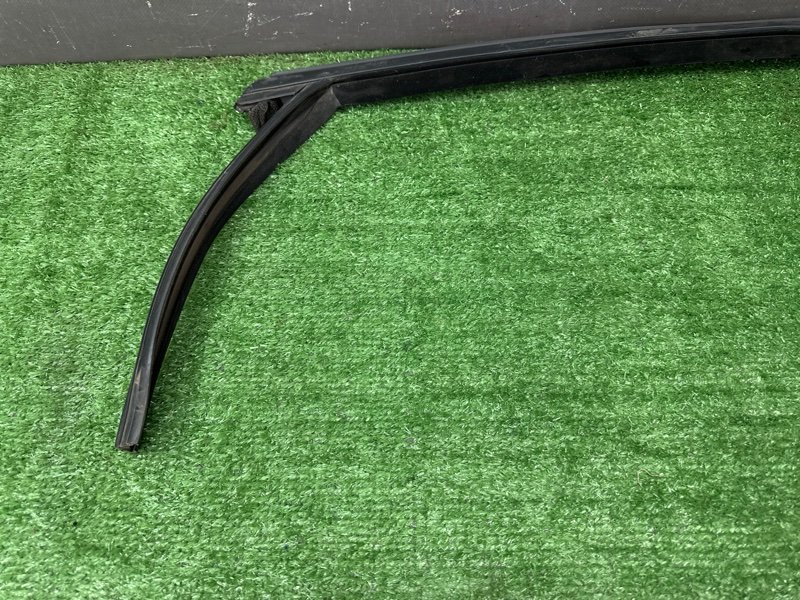 Уплотнитель стекла направляющий Ford Focus 3