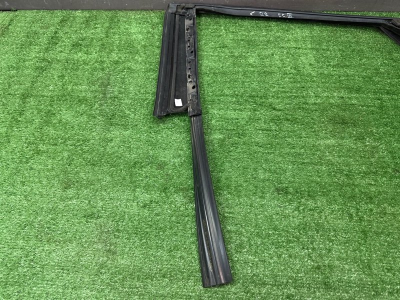 Уплотнитель стекла направляющий Ford Focus 3