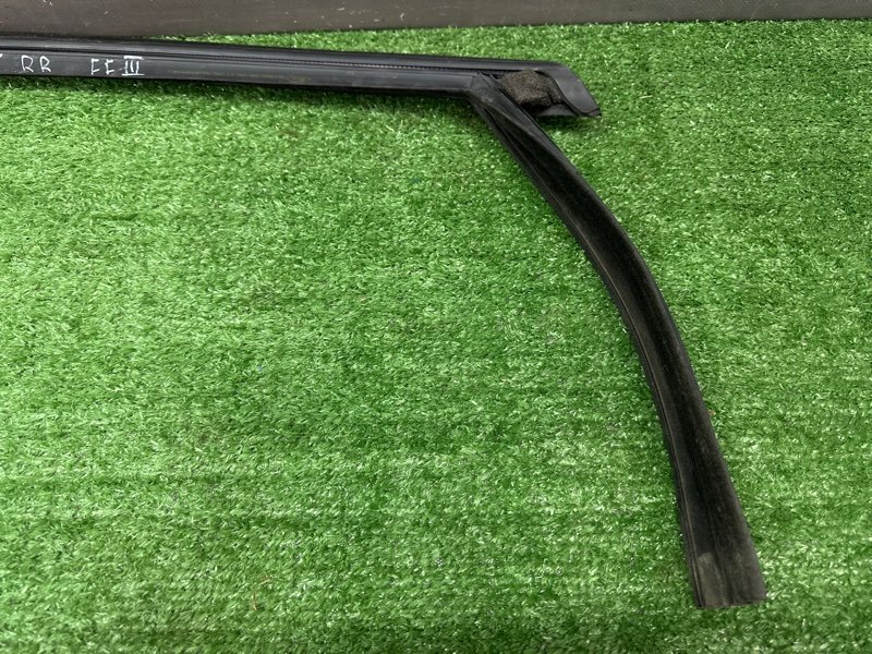 Уплотнитель стекла направляющий Ford Focus 3