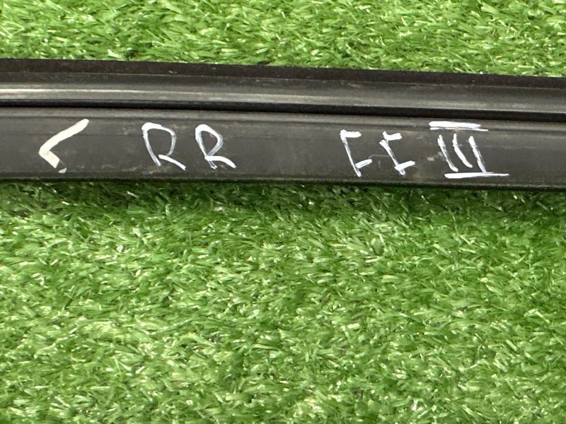 Уплотнитель стекла направляющий Ford Focus 3