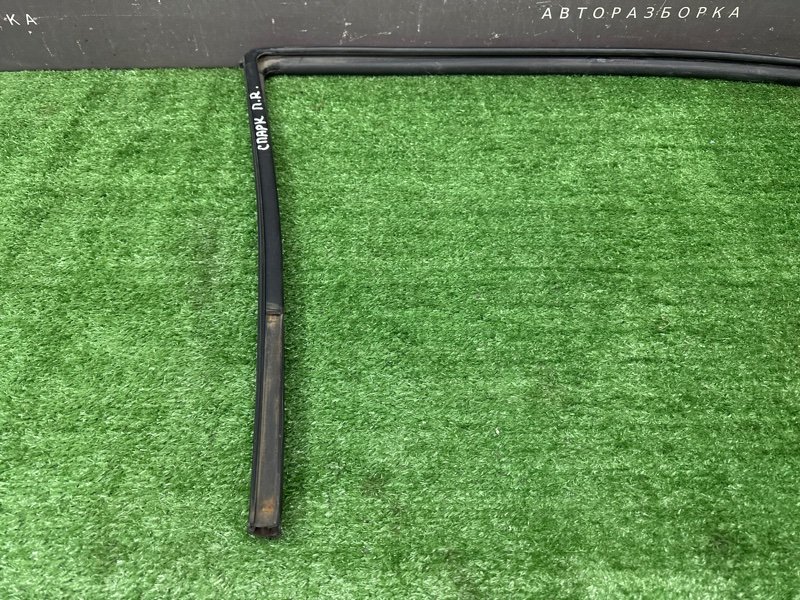 Уплотнитель стекла направляющий Chevrolet Spark M200