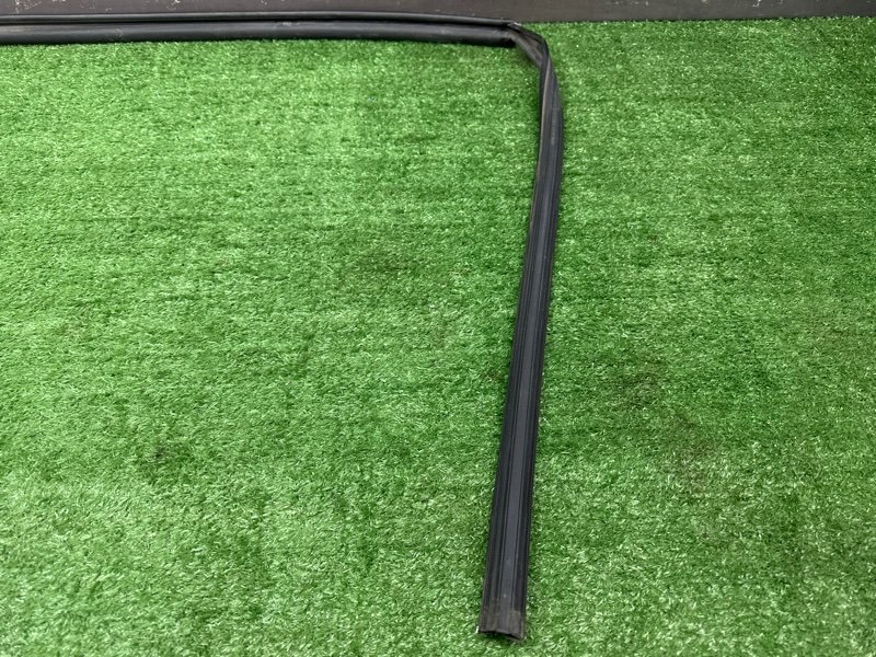 Уплотнитель стекла направляющий Chevrolet Spark M200