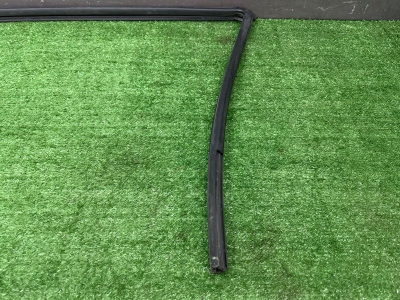 Уплотнитель стекла направляющий Chevrolet Spark M200