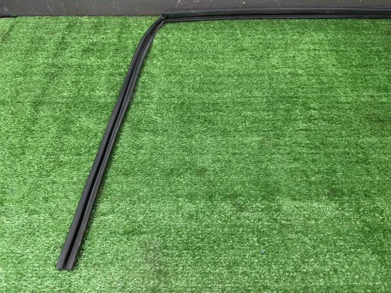 Уплотнитель стекла направляющий Chevrolet Spark M200