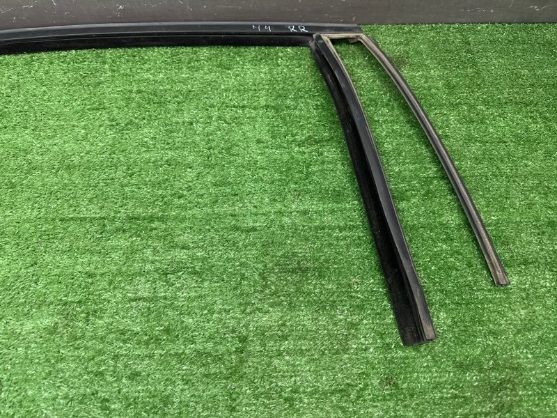 Уплотнитель стекла направляющий Ford Mondeo 4