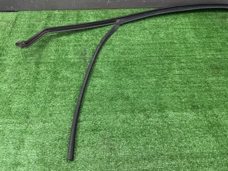 Уплотнитель стекла направляющий Citroen C 4