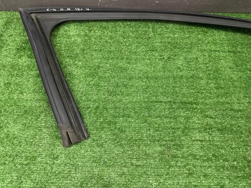 Уплотнитель стекла направляющий Citroen C 4