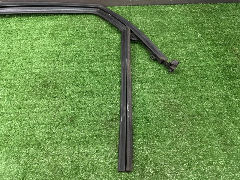 Уплотнитель стекла направляющий Citroen C 4