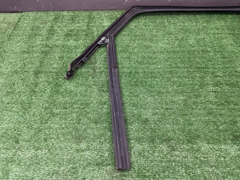 Уплотнитель стекла направляющий Citroen C 4