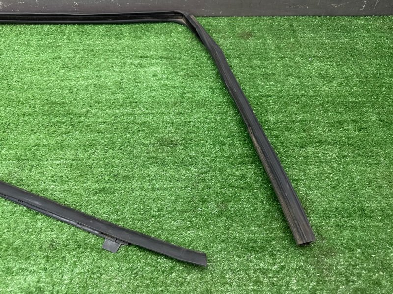 Уплотнитель стекла направляющий Peugeot 308 T7