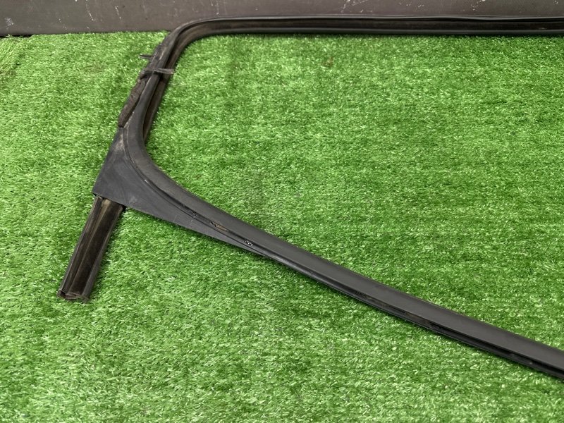 Уплотнитель стекла направляющий Peugeot 308 T7