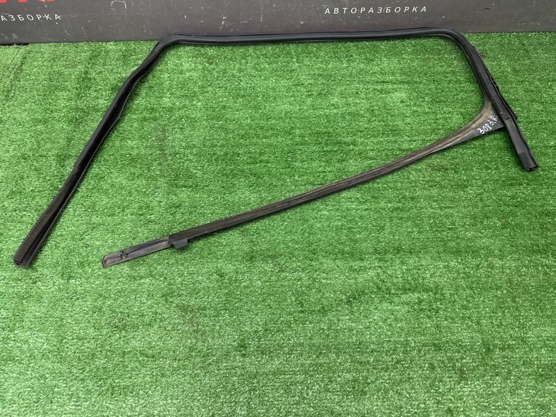 Уплотнитель стекла направляющий Peugeot 308 T7