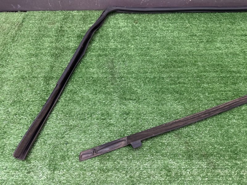 Уплотнитель стекла направляющий Peugeot 308 T7