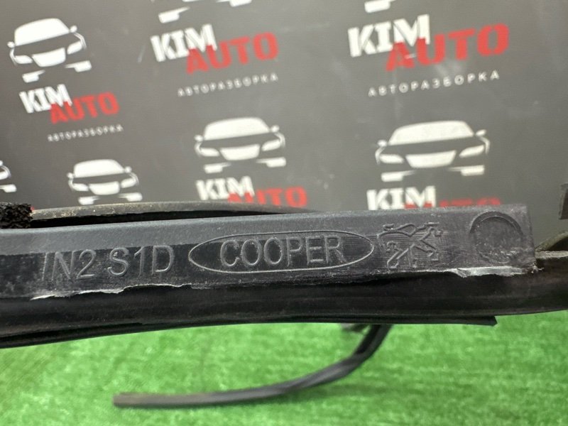 Уплотнитель стекла направляющий Peugeot 308 T7