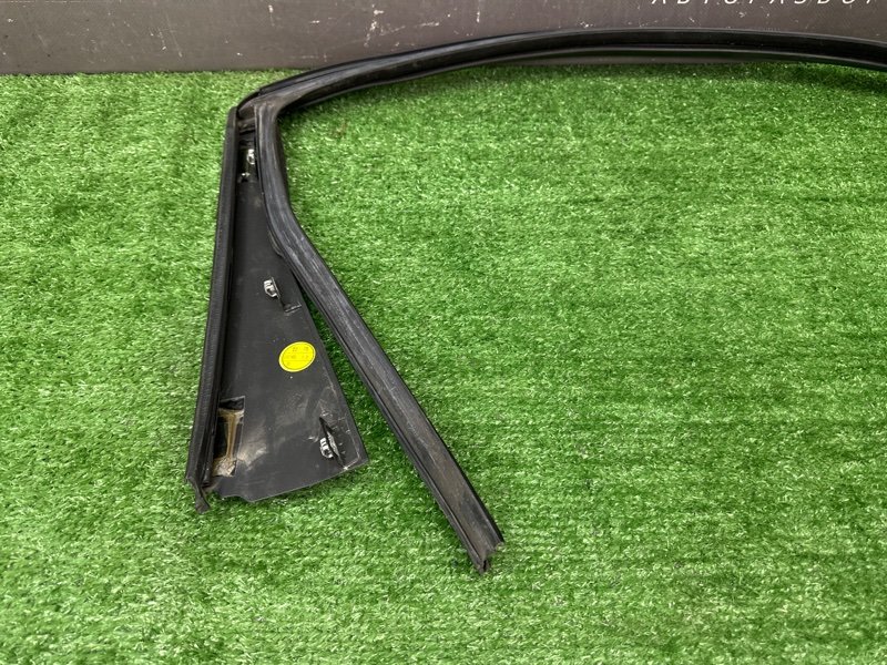 Уплотнитель стекла направляющий Chevrolet Orlando