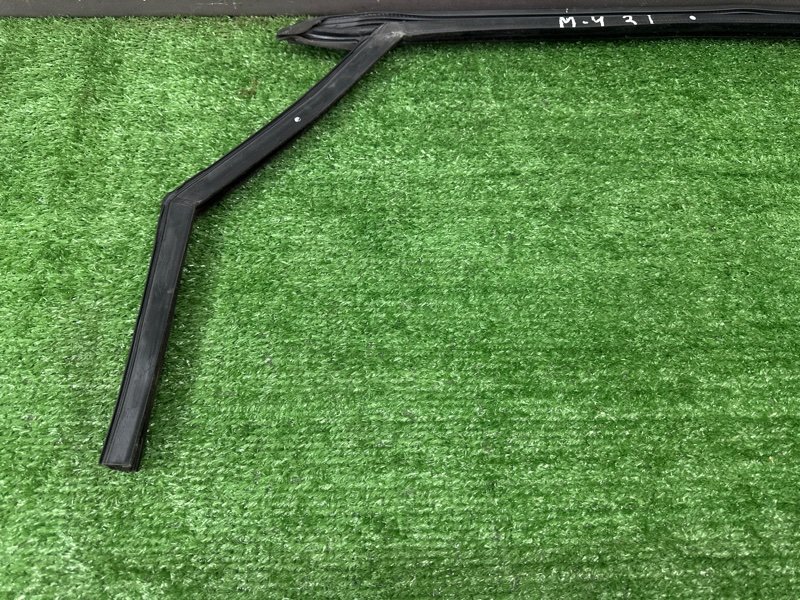 Уплотнитель стекла направляющий Ford Mondeo 4