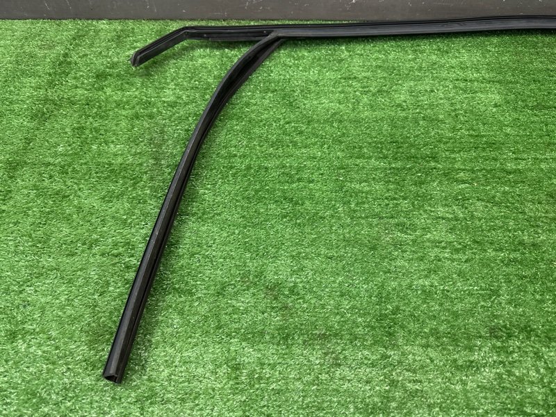 Уплотнитель стекла направляющий Chevrolet Cruze